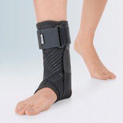 Cavigliera stabilizzante con bendaggio a 8